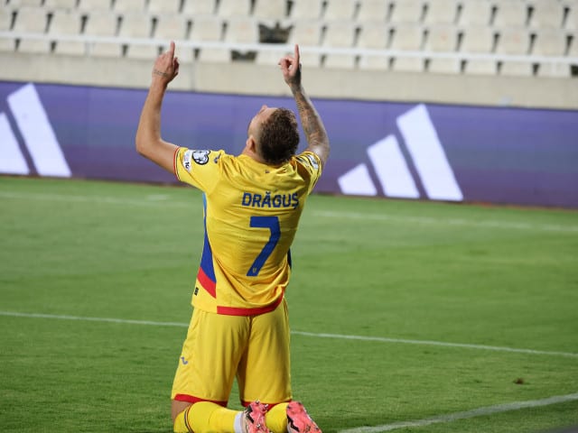 Denis Drăguș în tricoul FCSB pe teren Denis Drăguș în tricoul FCSB pe teren