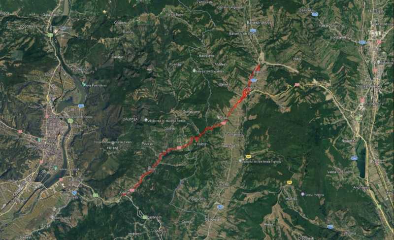 Lucrări de infrastructură rutieră în Vâlcea, șantier cu utilaje și drum modernizat Lucrări de infrastructură rutieră în Vâlcea, șantier cu utilaje și drum modernizat