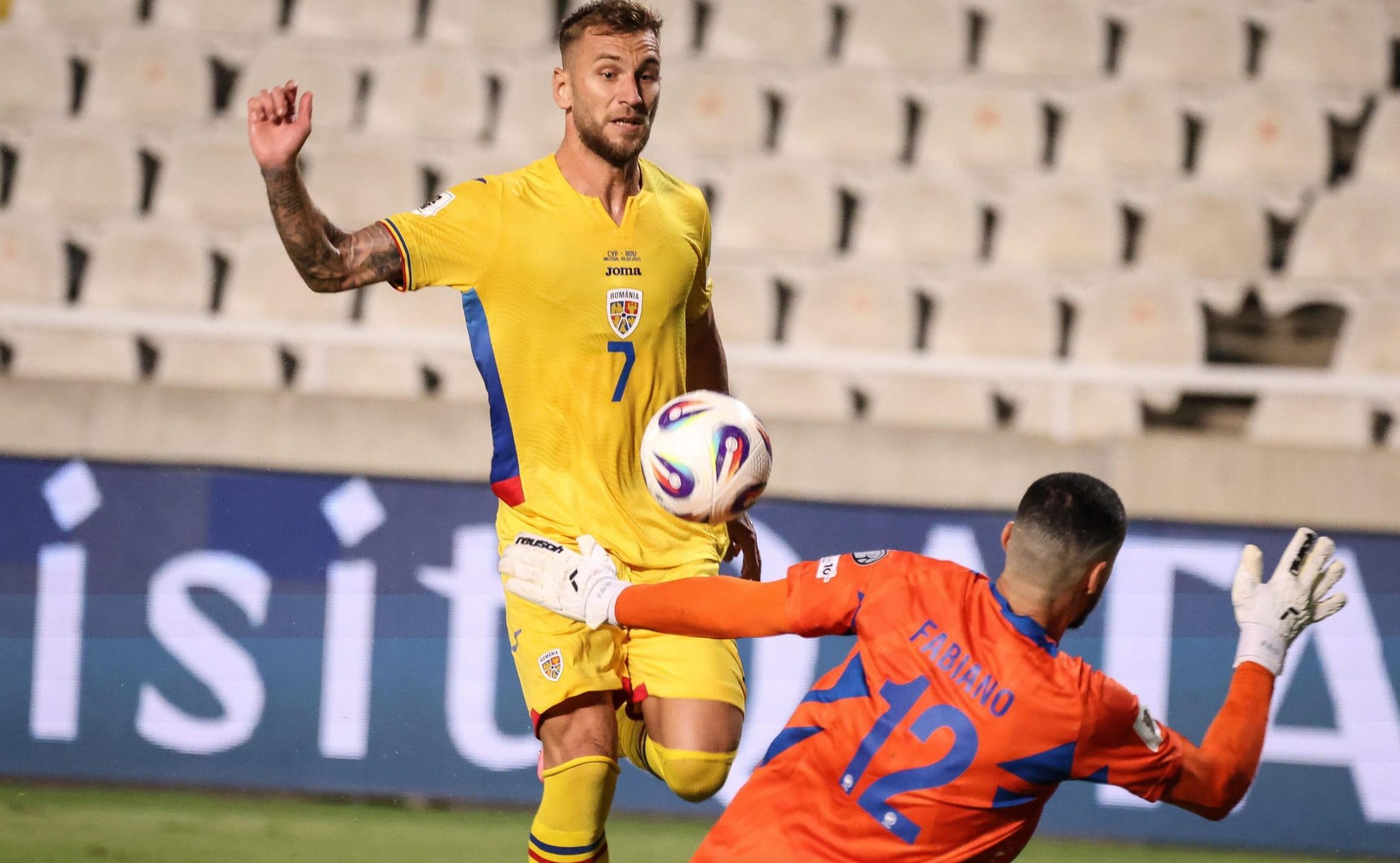 fotbalist român în acțiune pe teren fotbalist român în acțiune pe teren