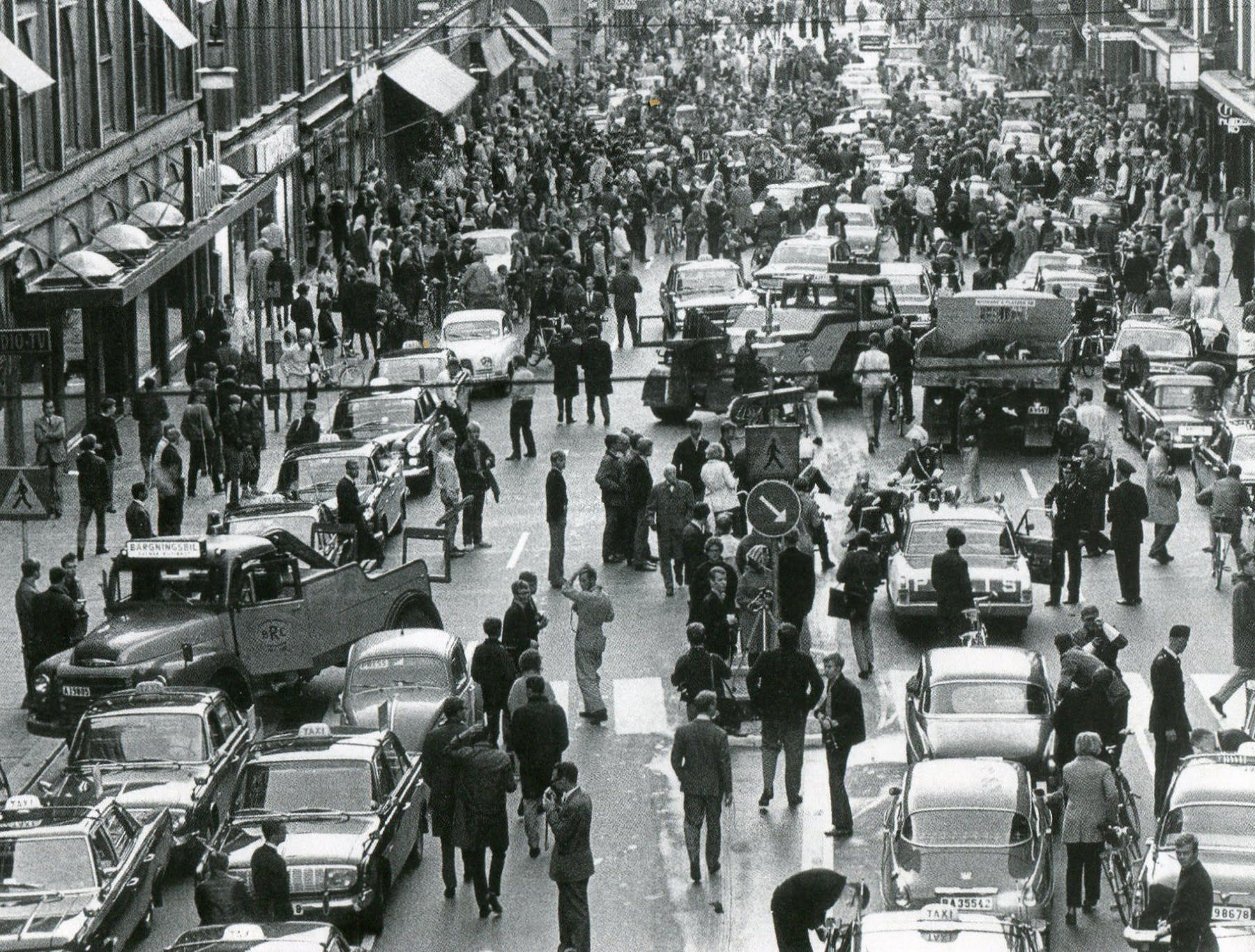 mașini schimbând direcția pe străzile Stockholm în 1967 mașini schimbând direcția pe străzile Stockholm în 1967