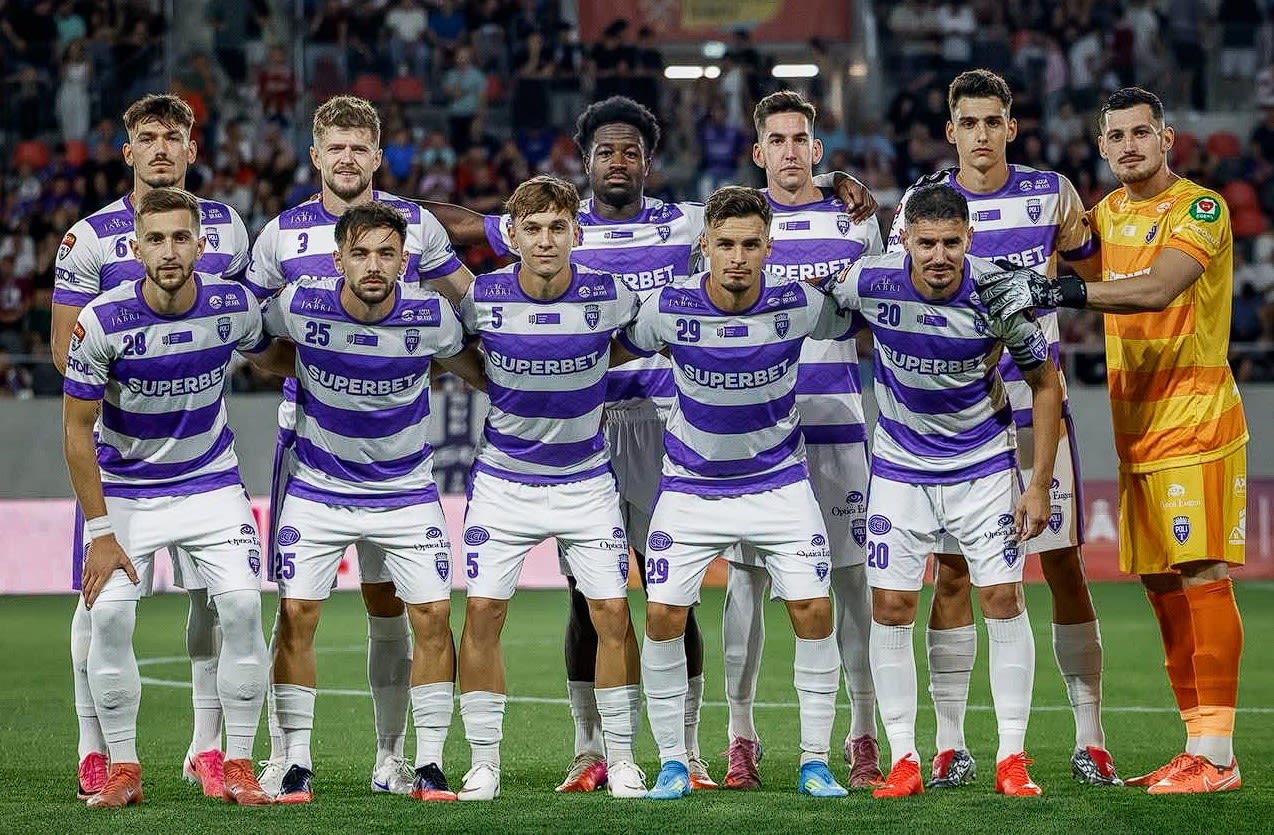 stadionul din Sibiu cu spectatori la meciul de fotbal