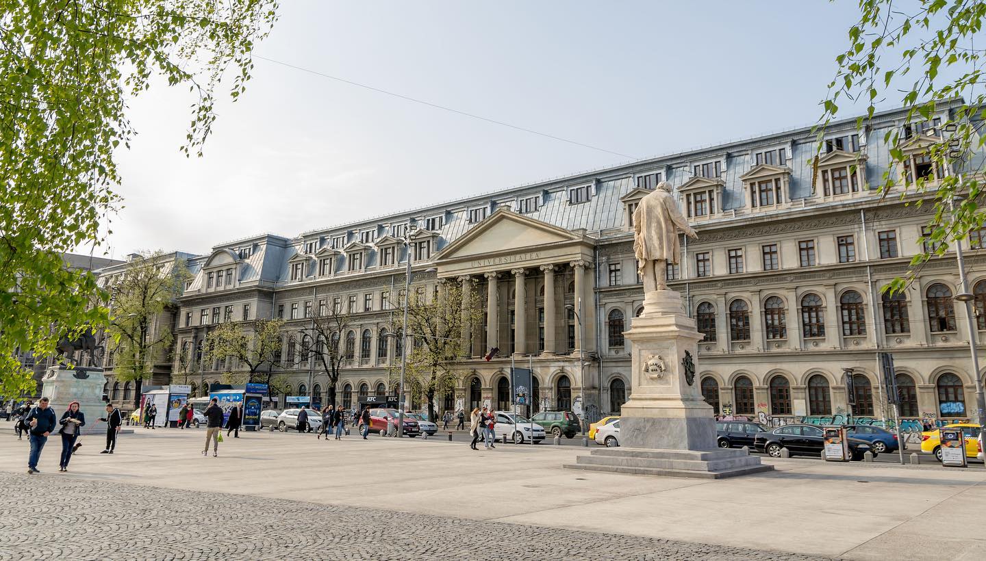 Universitatea din București, campus universitar, studenți în fața clădirii Universitatea din București, campus universitar, studenți în fața clădirii