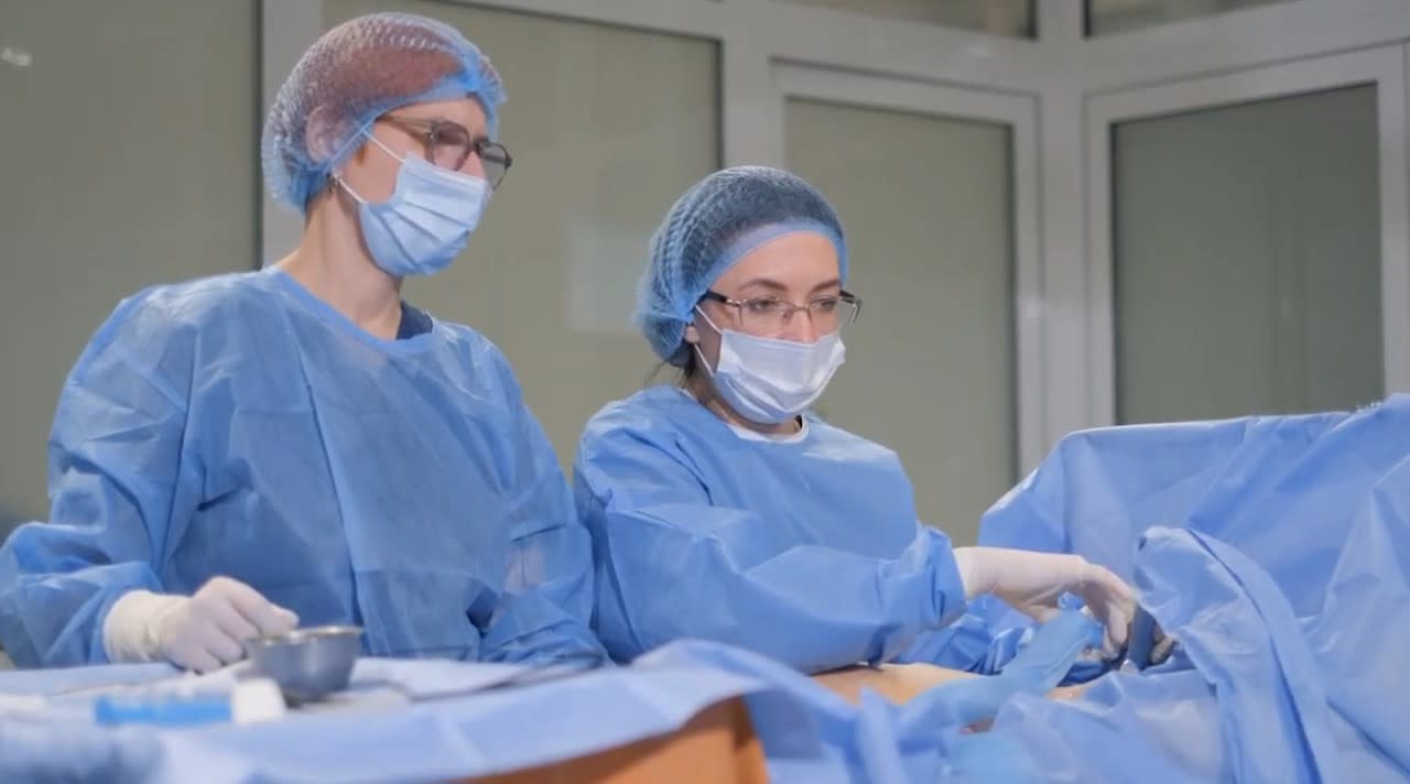 echipă medicală efectuează intervenție pe pacient cu infarct echipă medicală efectuează intervenție pe pacient cu infarct