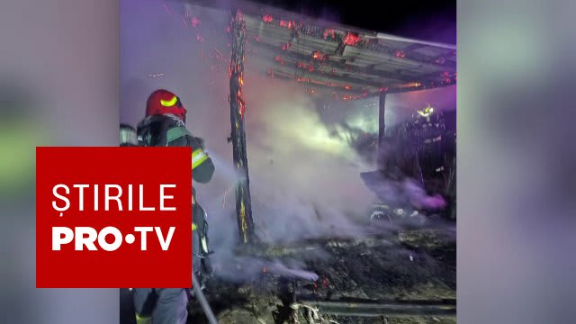 flăcări și anexa de lemn în flăcări, victimă arsă flăcări și anexa de lemn în flăcări, victimă arsă