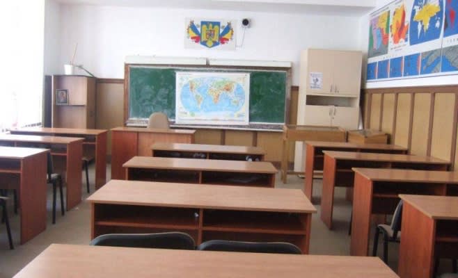 clădire școlară în Gorj cu semn de avertizare incendiu clădire școlară în Gorj cu semn de avertizare incendiu