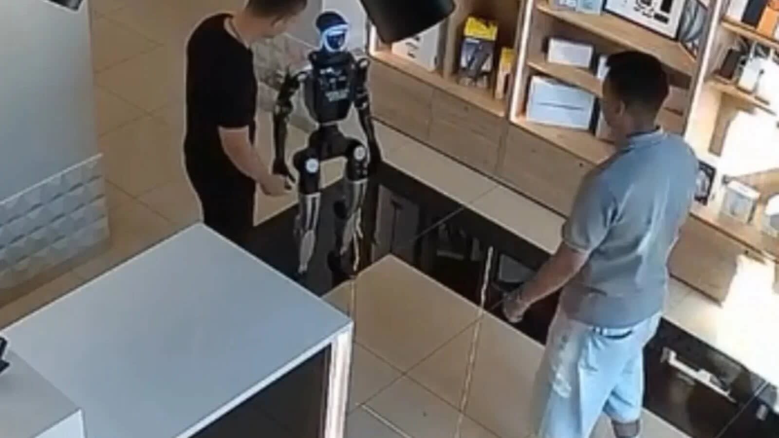 Un robot umanoid reacționează după ce a fost împins într-un magazin din Saratov
