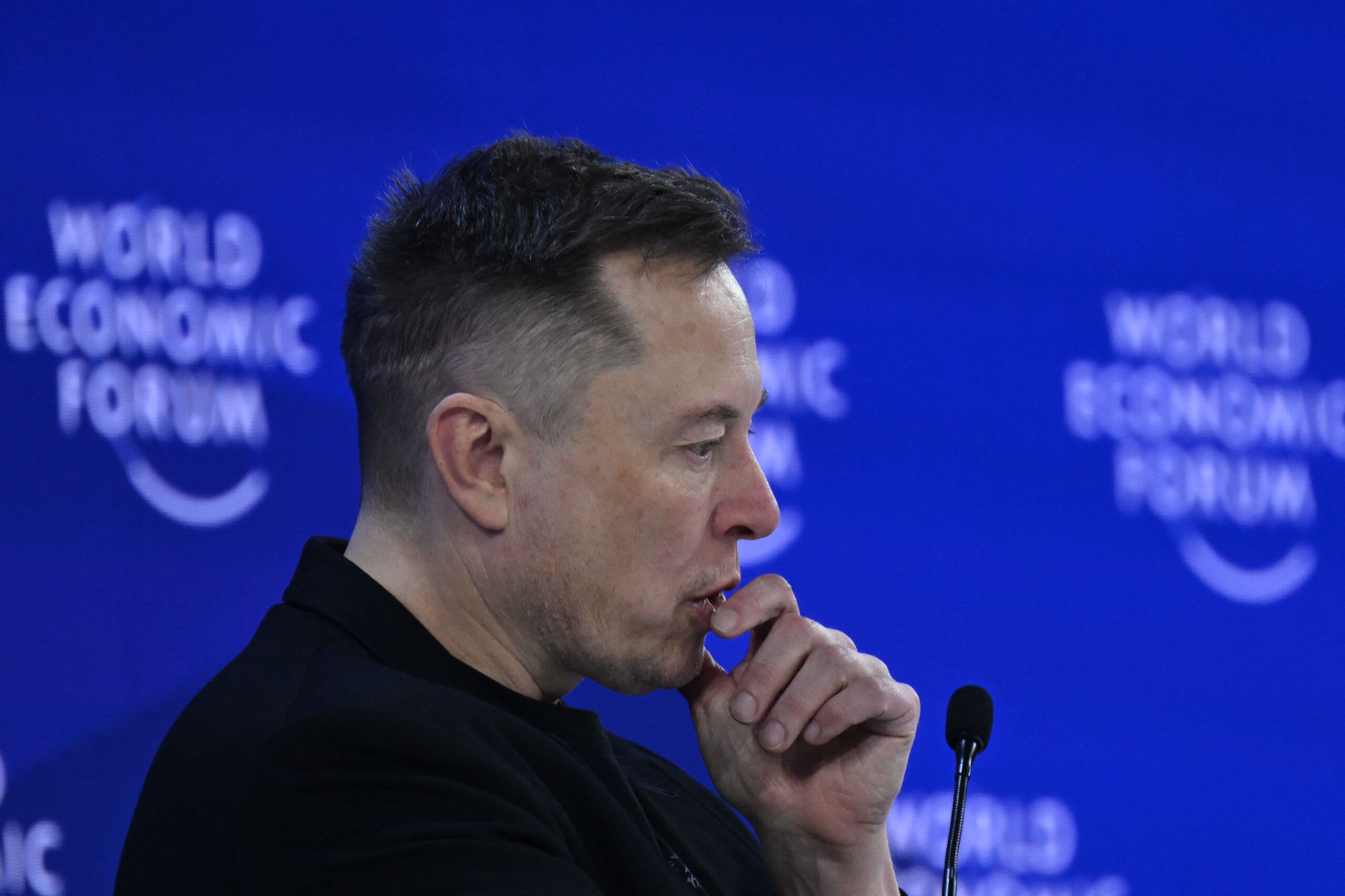 Elon Musk în timpul unei conferințe, simbol al investițiilor în campanii electorale Elon Musk în timpul unei conferințe, simbol al investițiilor în campanii electorale