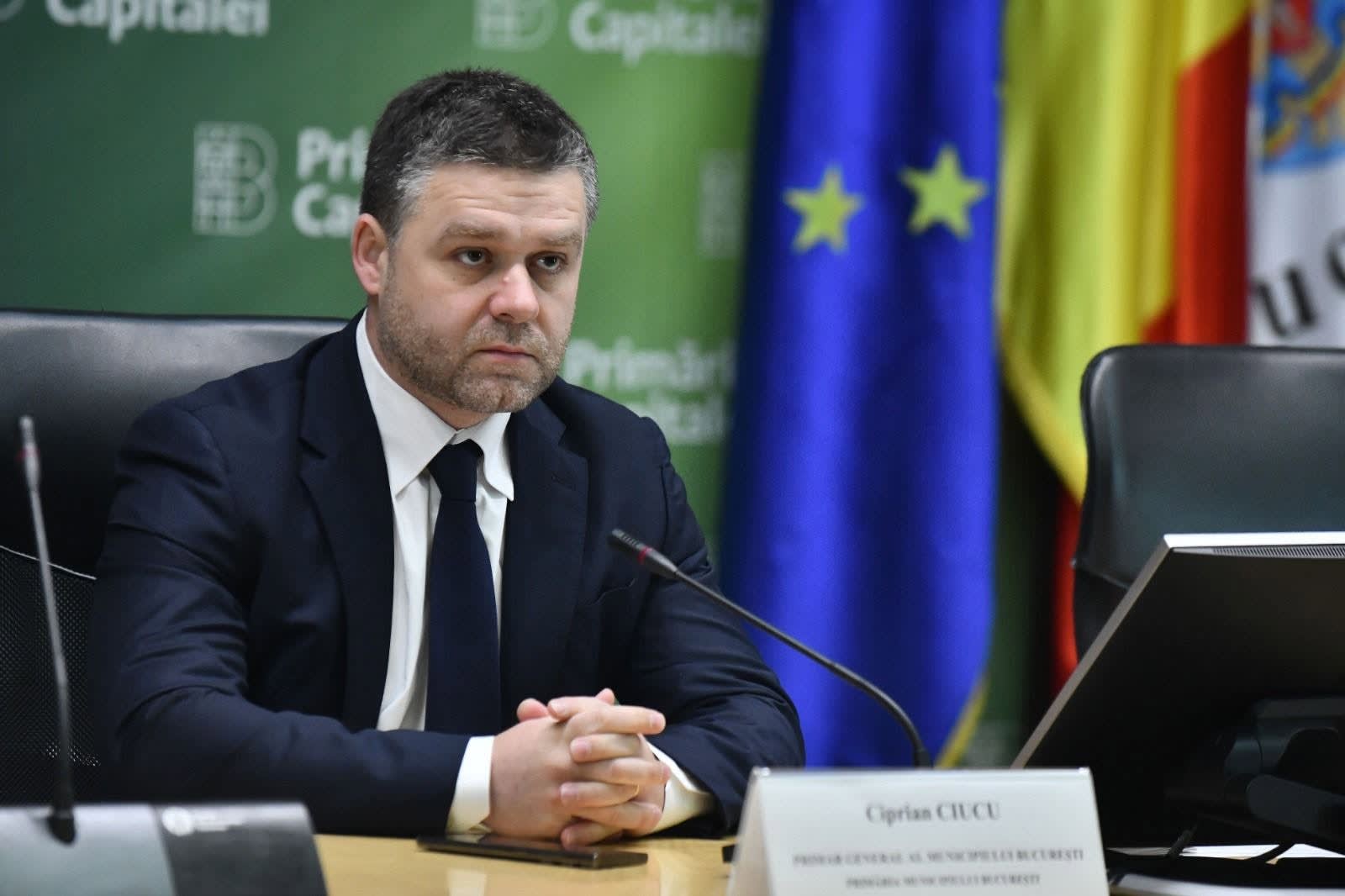 Primar Ciprian Ciucu în timpul unei discuții despre transportul public Primar Ciprian Ciucu în timpul unei discuții despre transportul public