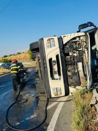 Un TIR încărcat cu floarea-soarelui, răsturnat pe DN5 la Daia, șoferul a scăpat nevătămat