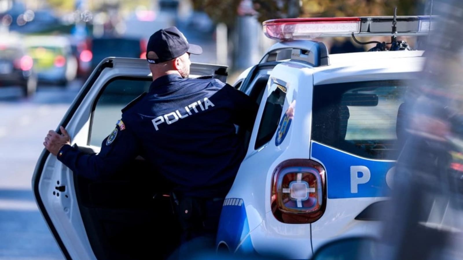 Polițiștii Capitalei, în Alertă! Un minor a amenințat fosta iubită și mama acesteia cu briceagul