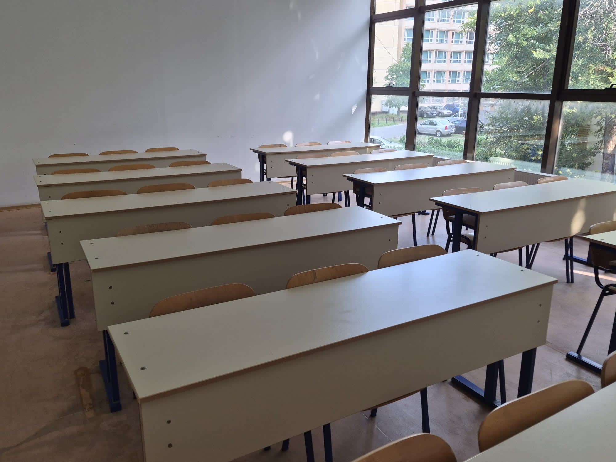 student în sala de curs, discuție filosofică, analiză discurs