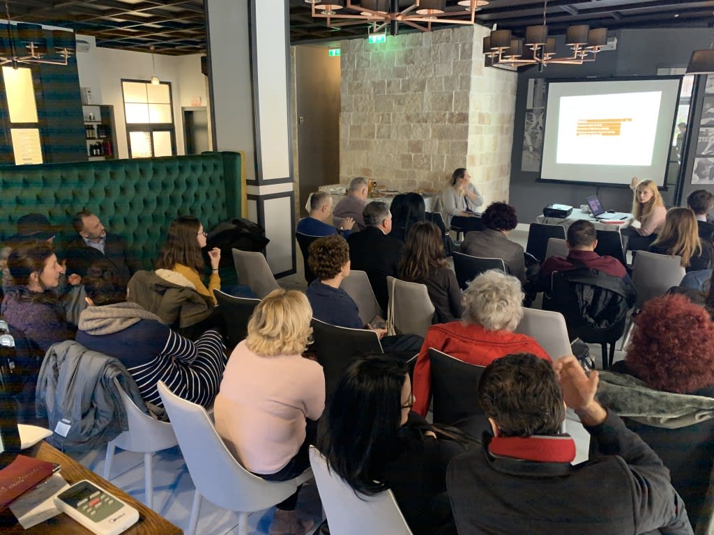 sesiune de curs de marketing online, participan în sală și online