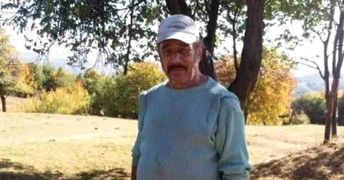 sat părăsit în Prahova cu case abandonate și un bătrân în gospodărie sat părăsit în Prahova cu case abandonate și un bătrân în gospodărie