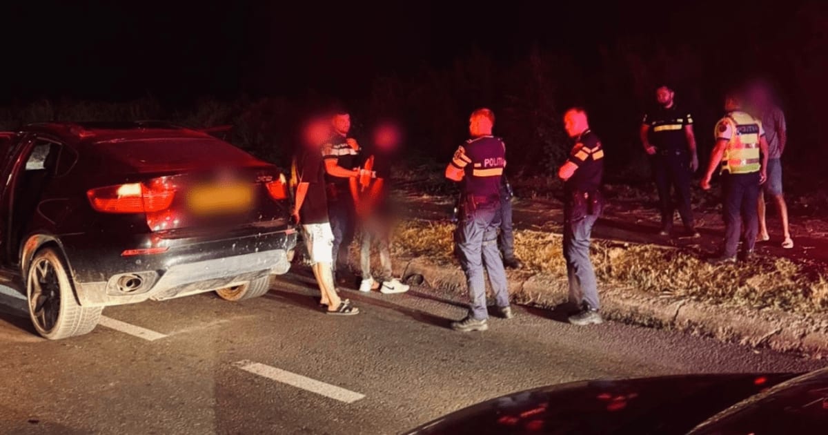 autoturism oprit cu spike-strip în Iași, polițiști și tineri autoturism oprit cu spike-strip în Iași, polițiști și tineri