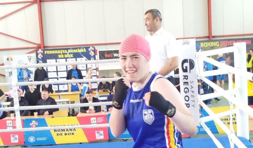 Ionela Dorina Șoacăț boxând în ring la Eforie Nord