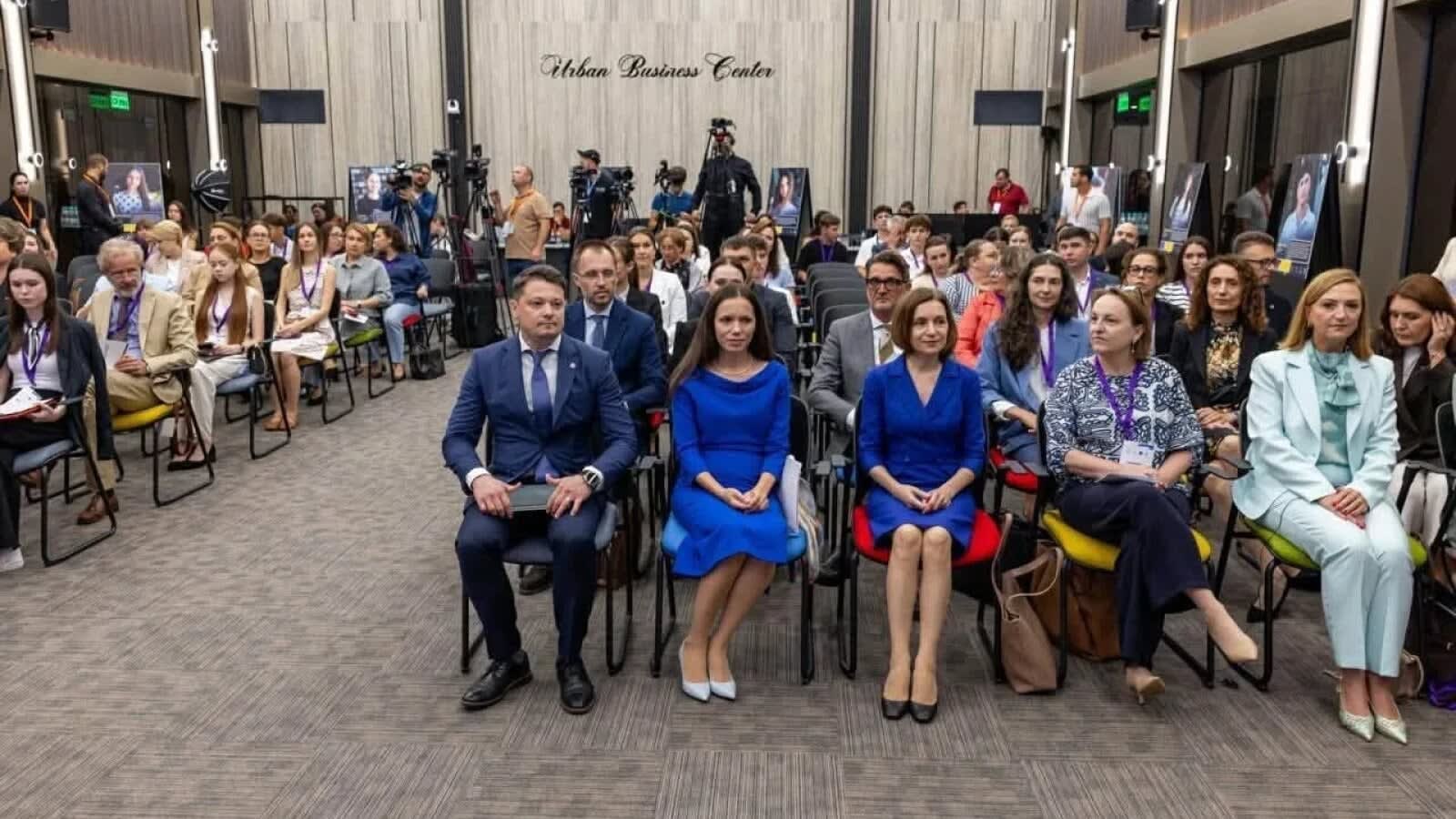 Mirabela Grădinaru participă la conferința din Chișinău cu o ținută de 1.250 de lei