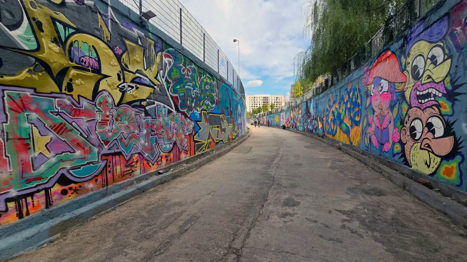 artiști urbani pictând live în Pasajul Feroviar Lujerului artiști urbani pictând live în Pasajul Feroviar Lujerului