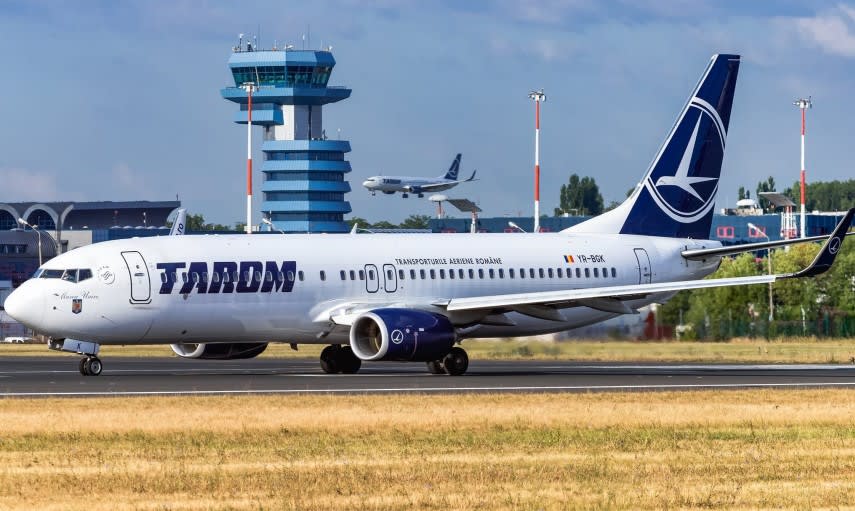 Avion TAROM decolând de pe aeroportul din București