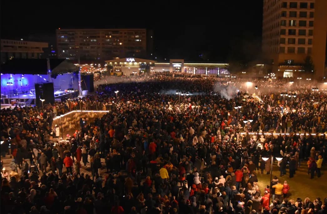 spectacol muzical în aer liber, vioară și chitară, scena din Piațeta Catedralei spectacol muzical în aer liber, vioară și chitară, scena din Piațeta Catedralei
