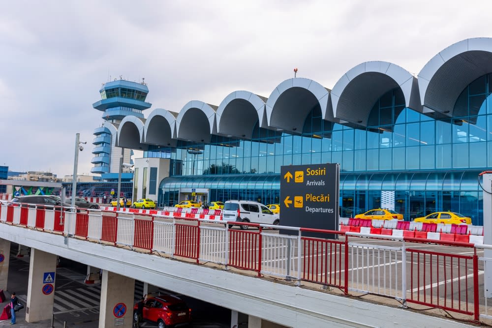 telefon și laptop cu oferte de călătorie, bilete de avion și cazare