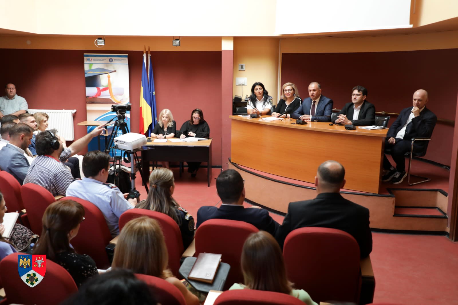 discuție între oficiali și directori de școli în sala de ședințe discuție între oficiali și directori de școli în sala de ședințe