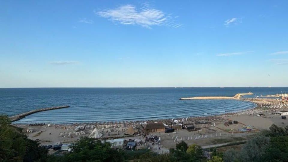 Fragment de dronă, adus de valuri pe plaja Modern din Constanța