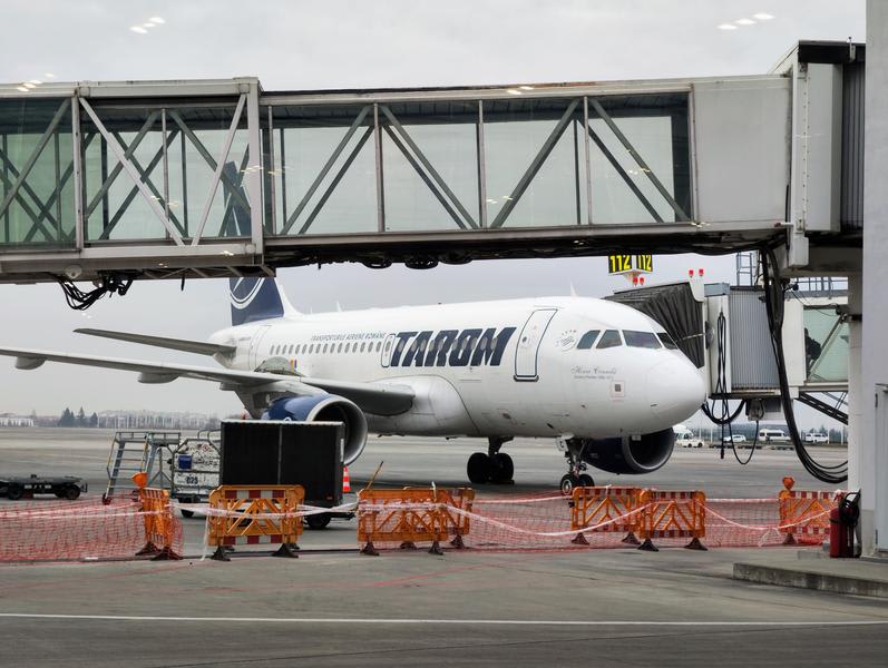 avion TAROM pe pista aeroportului avion TAROM pe pista aeroportului
