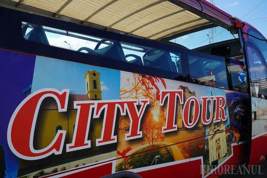 autobuz turistic în centrul orașului Oradea autobuz turistic în centrul orașului Oradea