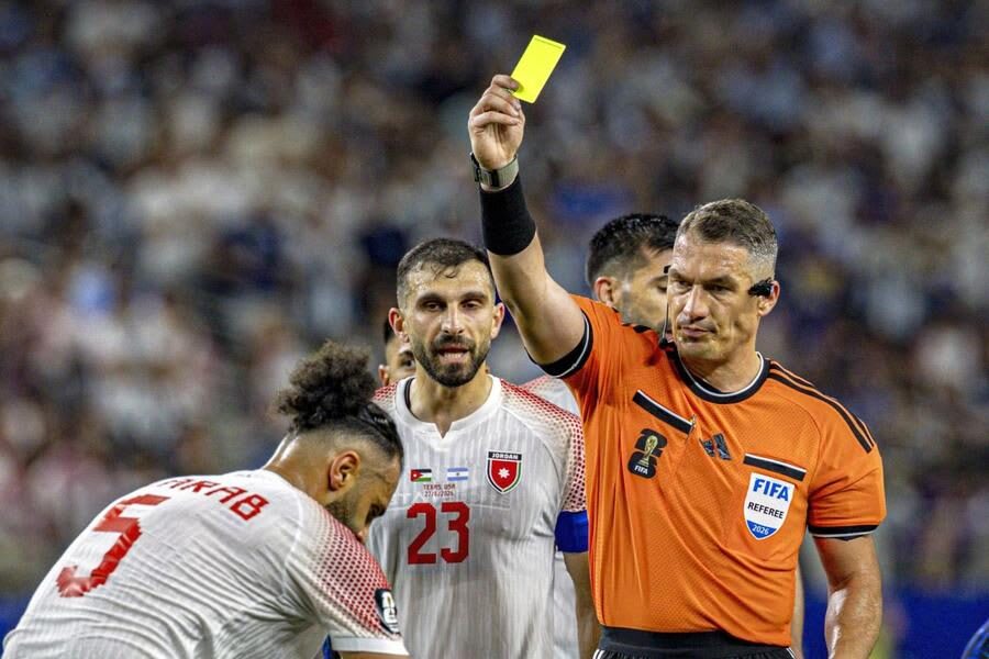 Kovacs Istvan arbitrează derby-ul dintre Dinamo și FCSB în România