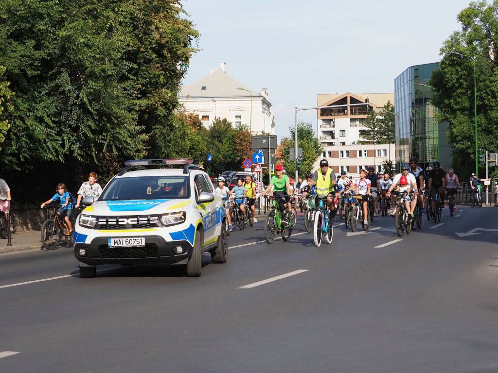 Polițiști rutieri escortează bicicliști în Brașov Polițiști rutieri escortează bicicliști în Brașov