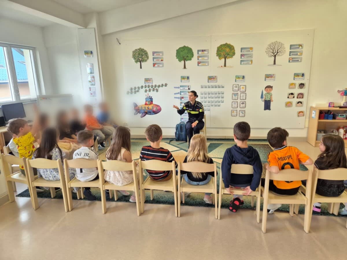 policisti supraveghind elevi la intrarea în școală policisti supraveghind elevi la intrarea în școală
