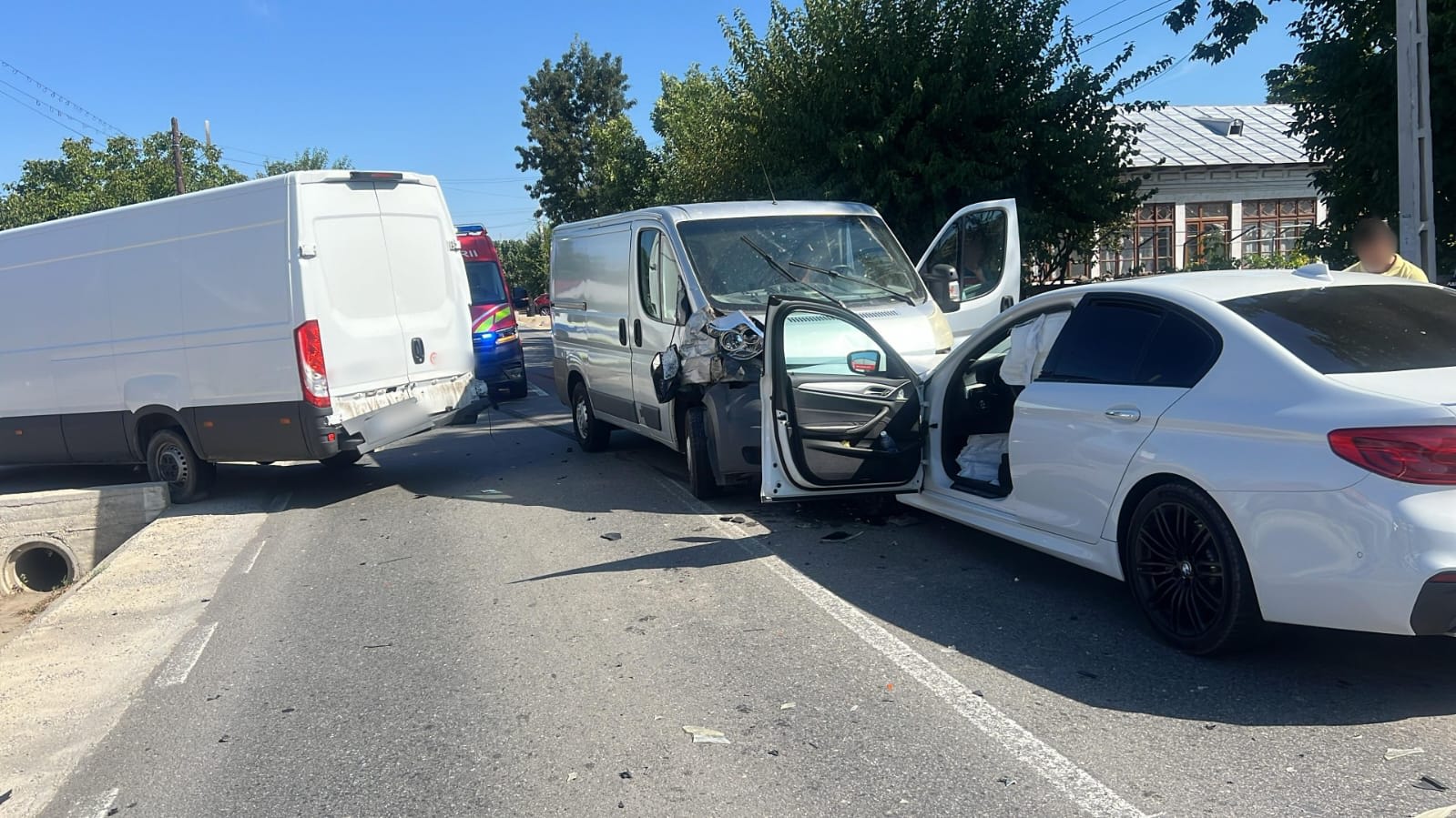 Accident cu trei mașini în Brebeni: O victimă a fost transportată la spital