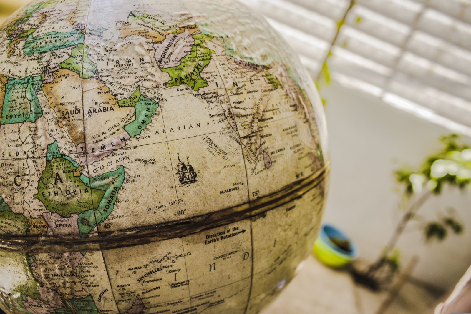 hartă a lumii cu proiecția Mercator și alternative mai precise