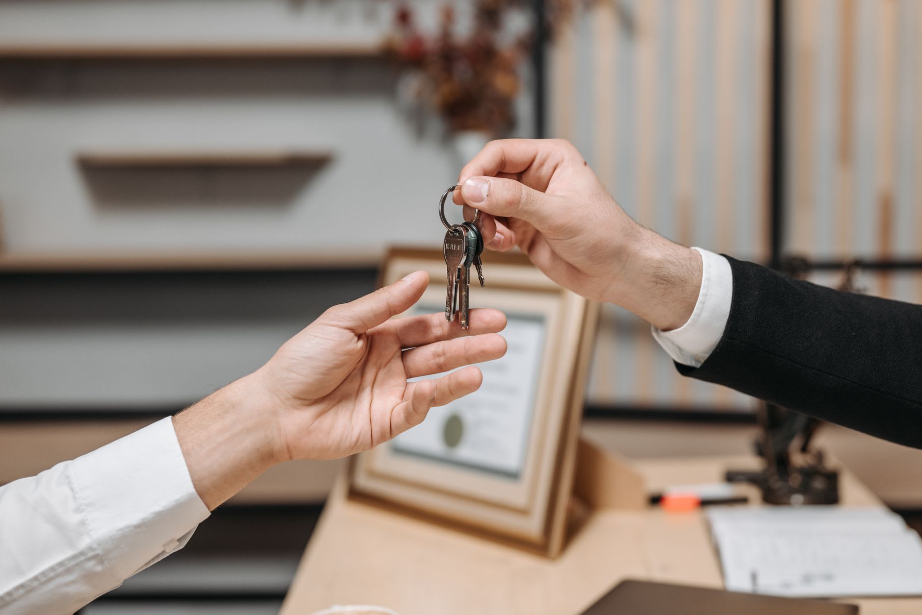 Costurile ascunse la cumpărarea unui apartament: cât plătești în plus față de prețul din anunț