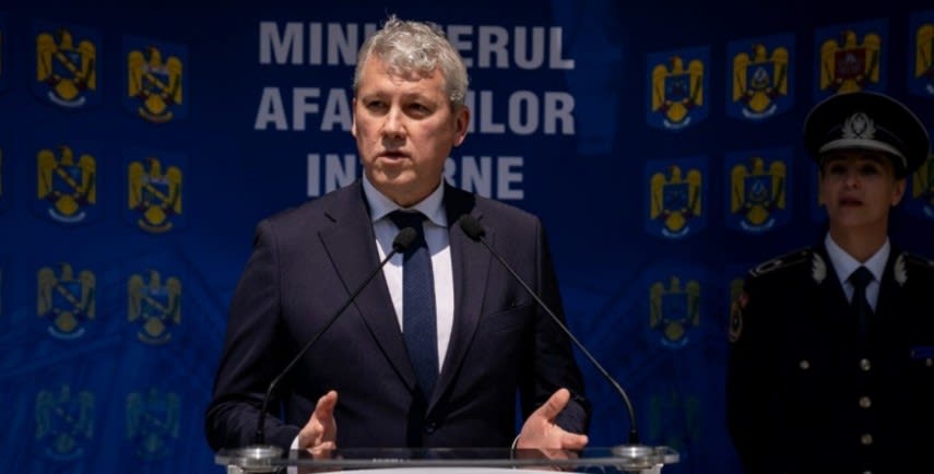 Ministrul Afacerilor Interne felicitând salvatori curajoși