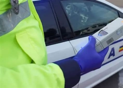 Polițiști verificând un șofer depistat cu alcool la Bran Polițiști verificând un șofer depistat cu alcool la Bran