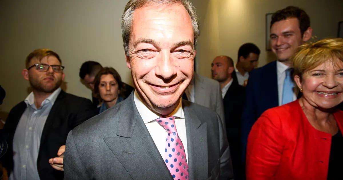 imagine cu Nigel Farage și consilieri în timpul conferinței imagine cu Nigel Farage și consilieri în timpul conferinței