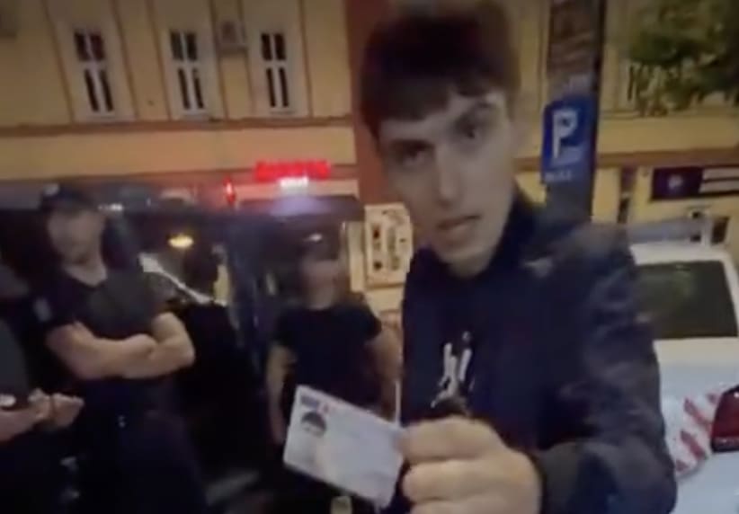 incident jandarmi și lider SOS România în pasajul Gării din Cluj incident jandarmi și lider SOS România în pasajul Gării din Cluj