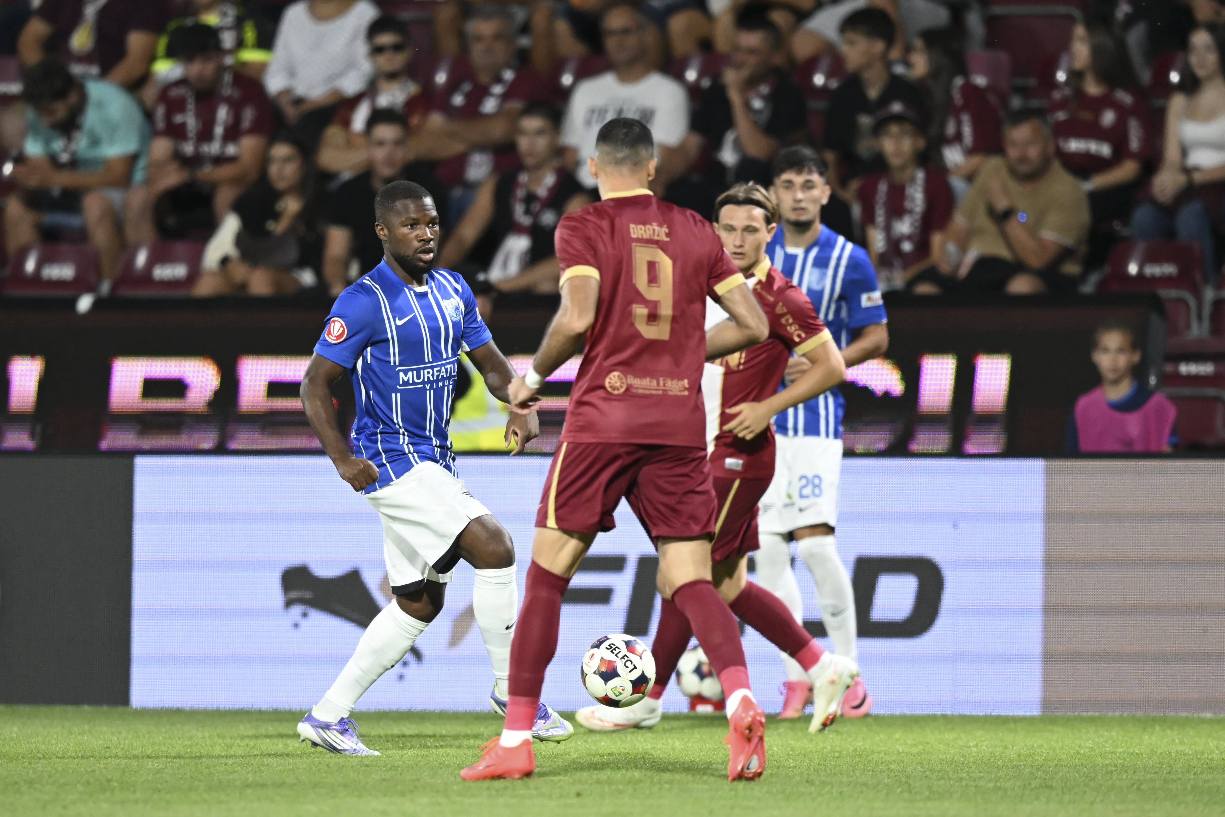 stadion de fotbal, echipe în joc, scor 0-0