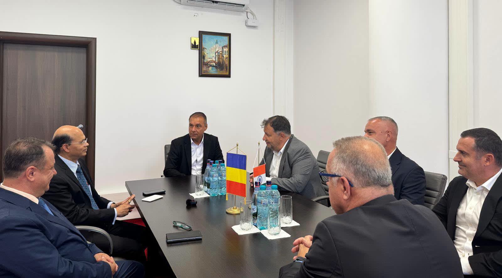 Ambasadorul Indiei la Giurgiu discutând cu oficiali locali Ambasadorul Indiei la Giurgiu discutând cu oficiali locali