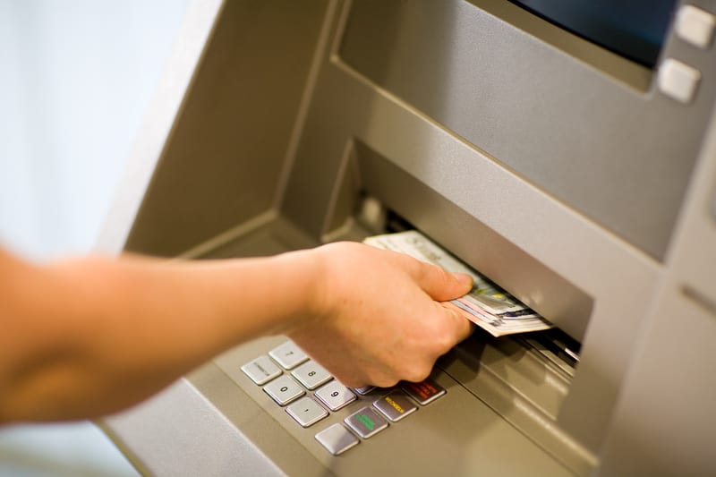 Următoarea schimbare la bancomatele din România: retrageri fără limită de sumă