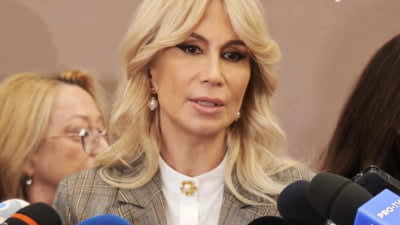 Raluca Turcan, deputat PNL, în discurs public Raluca Turcan, deputat PNL, în discurs public