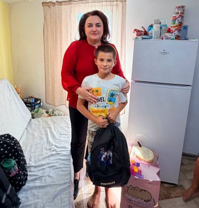 copii cu ghiozdane și rechizite în Ionești copii cu ghiozdane și rechizite în Ionești