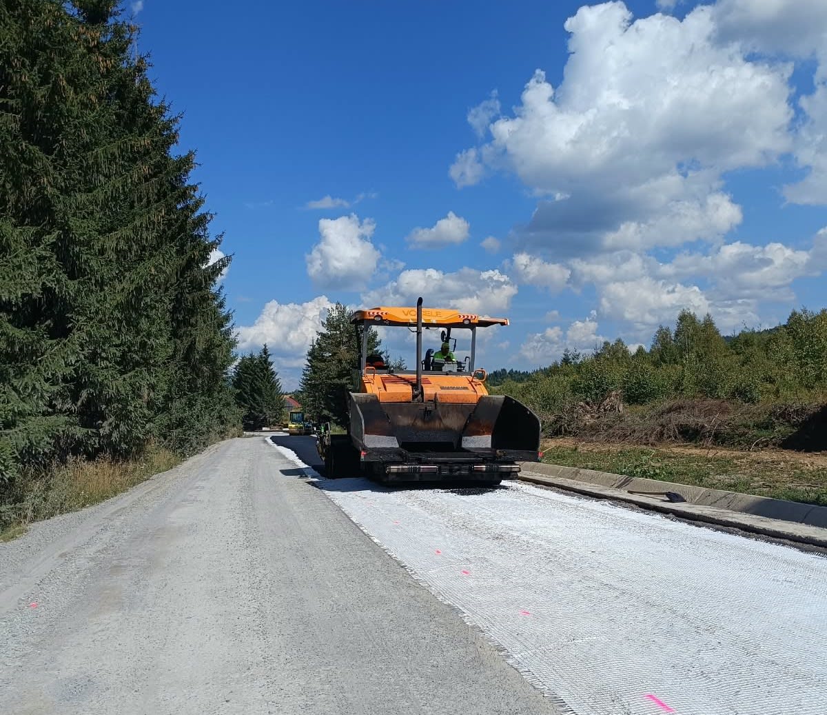 DJ 127 Ditrău–Tulgheș aproape de finalizare, asfaltarea se va încheia în trei săptămâni