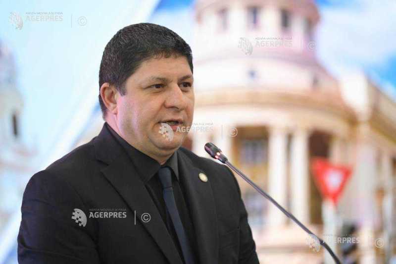 clădire școală cu grup sanitar modern în curte clădire școală cu grup sanitar modern în curte