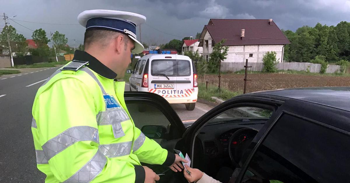 femeie în vârstă condus mașina la poliție femeie în vârstă condus mașina la poliție