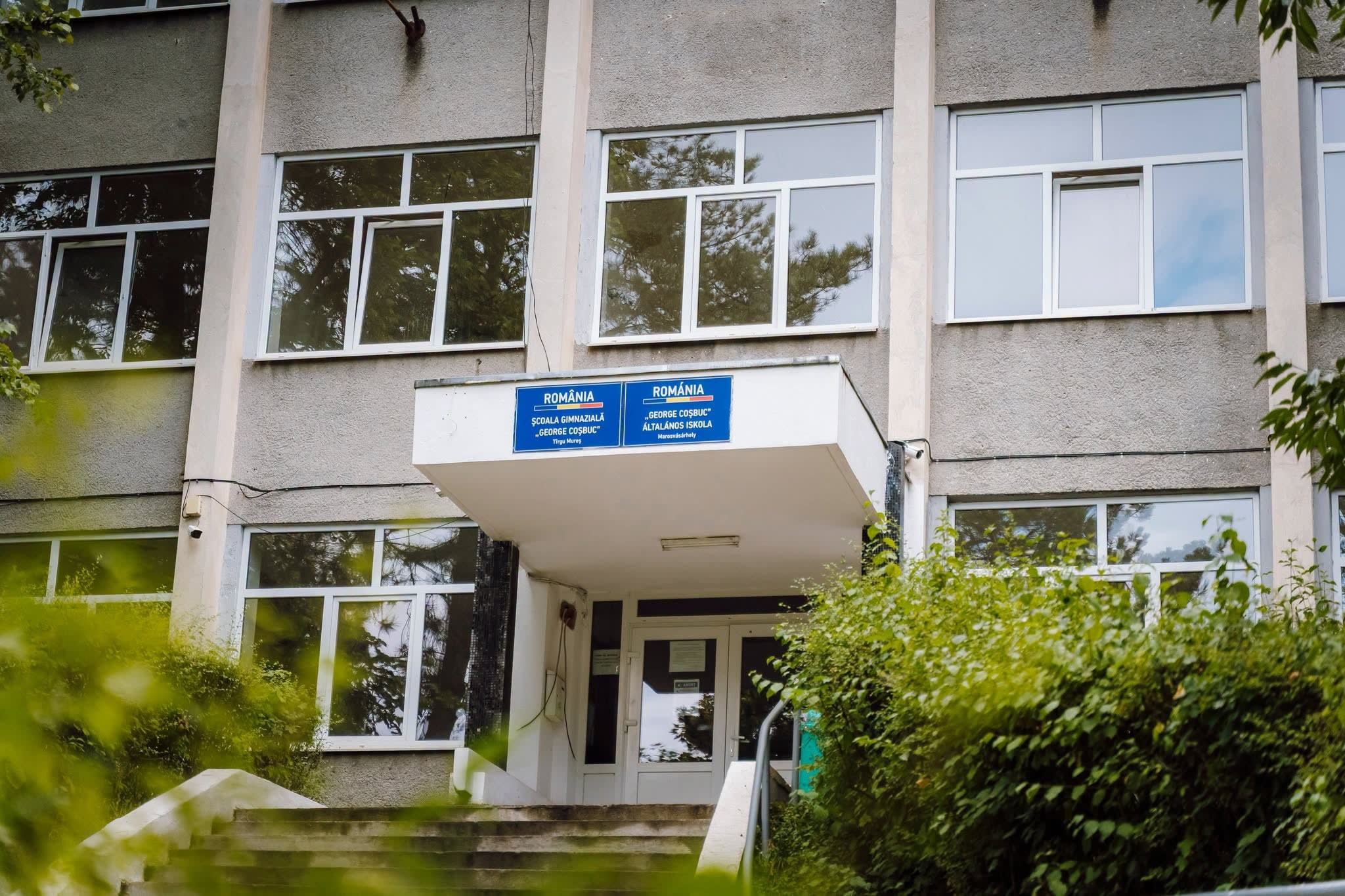 clădire școală în proces de relocare, elevi în curte clădire școală în proces de relocare, elevi în curte