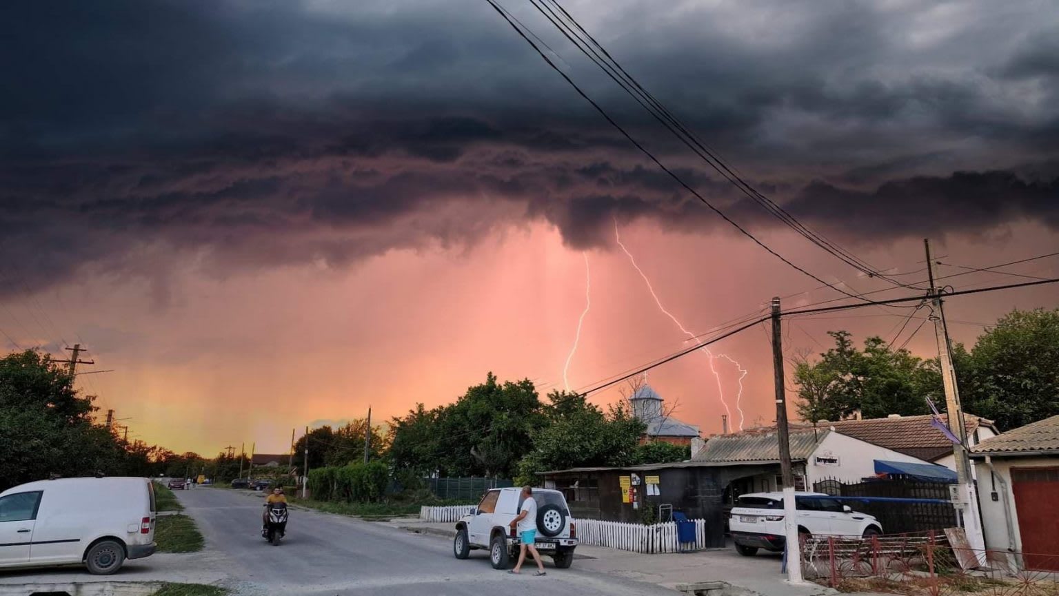 cer noros și nori de furtună peste Satu Mare cer noros și nori de furtună peste Satu Mare