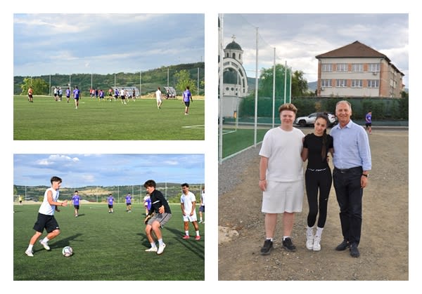 tineri jucând fotbal pe teren sintetic în Zalău tineri jucând fotbal pe teren sintetic în Zalău