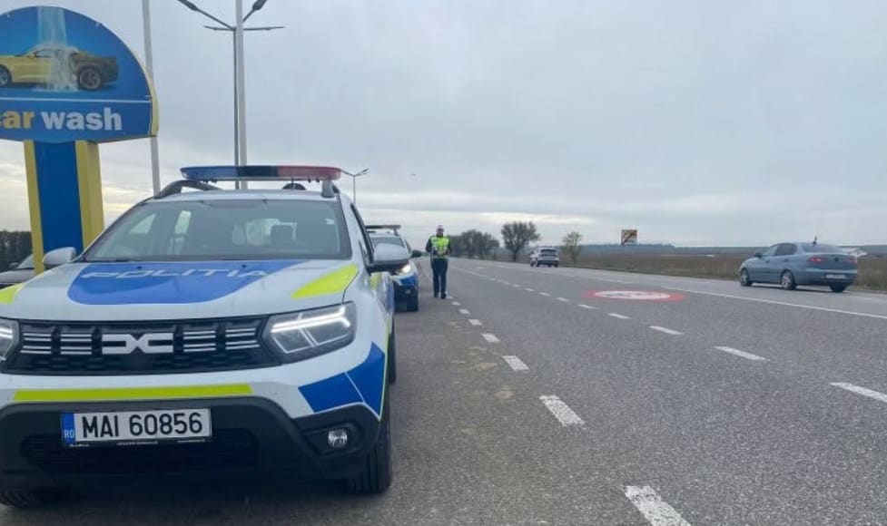 Polițiști rutieri verificând vehicule pe DN2–E85 în Vrancea Polițiști rutieri verificând vehicule pe DN2–E85 în Vrancea